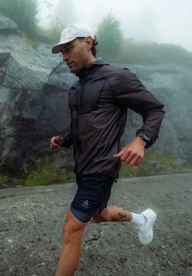SS26 Blog Teaser Performance without PFAS man running in Dual Dry jacket