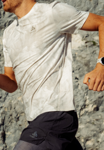 The Zeroweight Chill-Tec print running t-shirt- Breathable mesh feature SS26