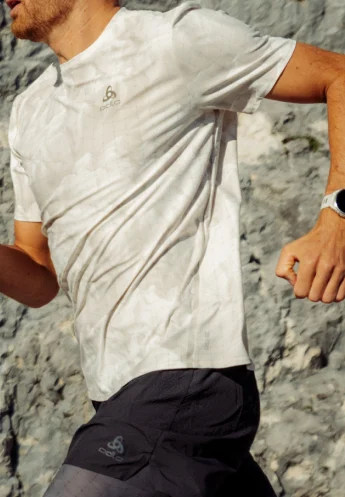 The Zeroweight Chill-Tec print running t-shirt- Breathable mesh feature SS26