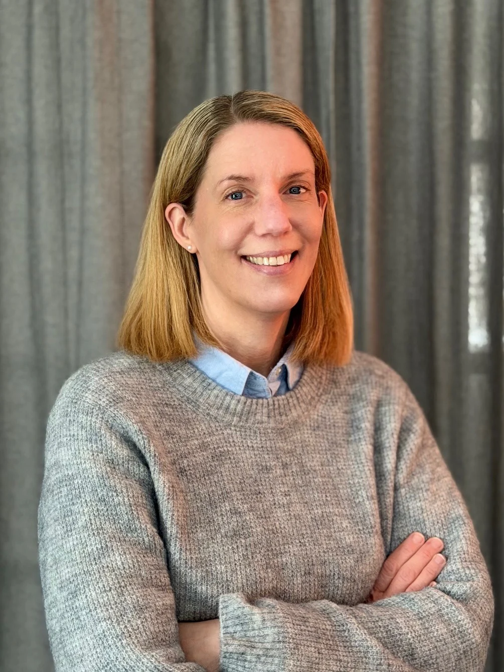 Ingrid i grå tröja