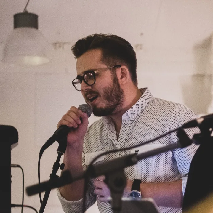 Hampus sjunger musik