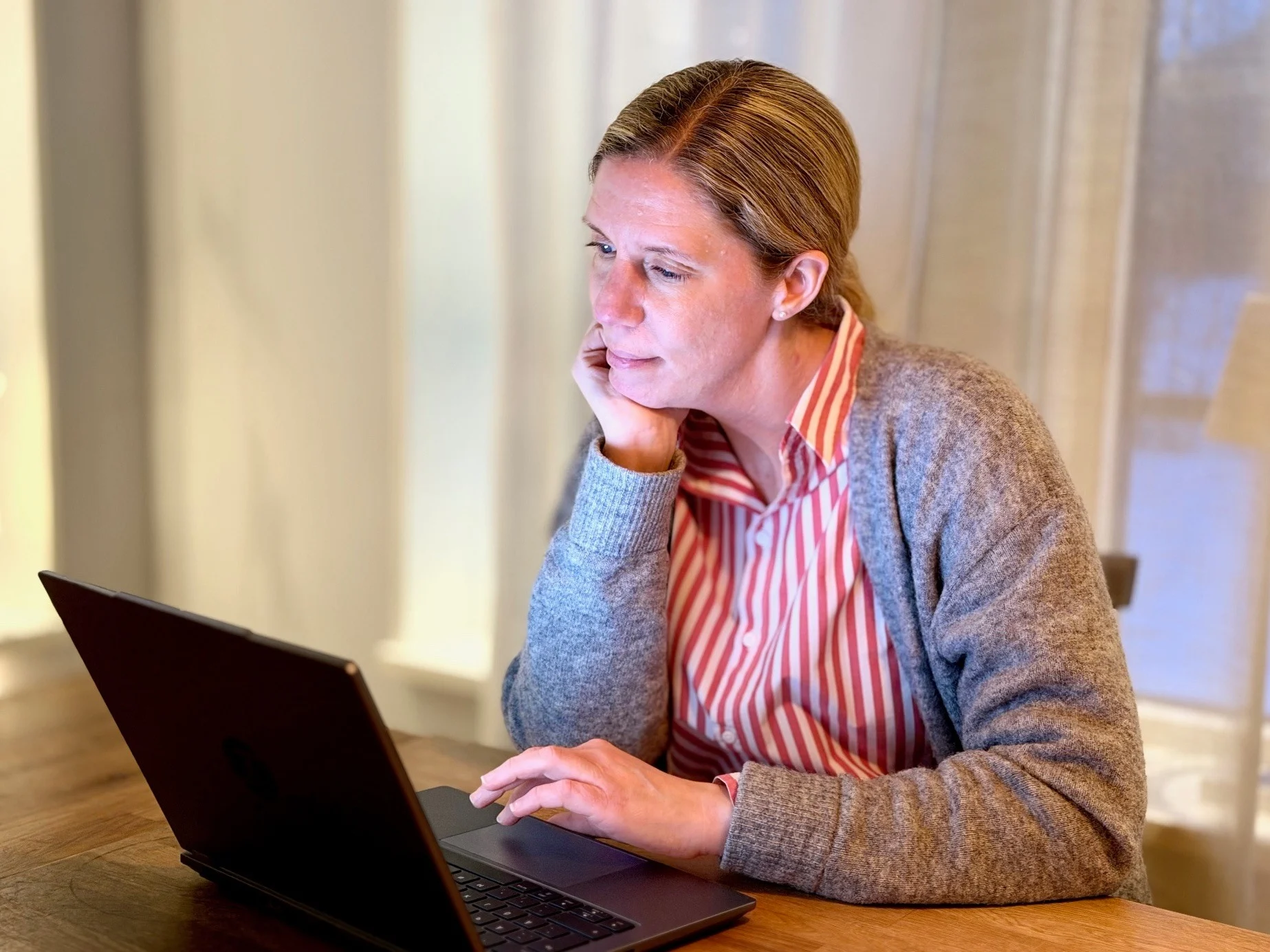 Ingrid vid datorn