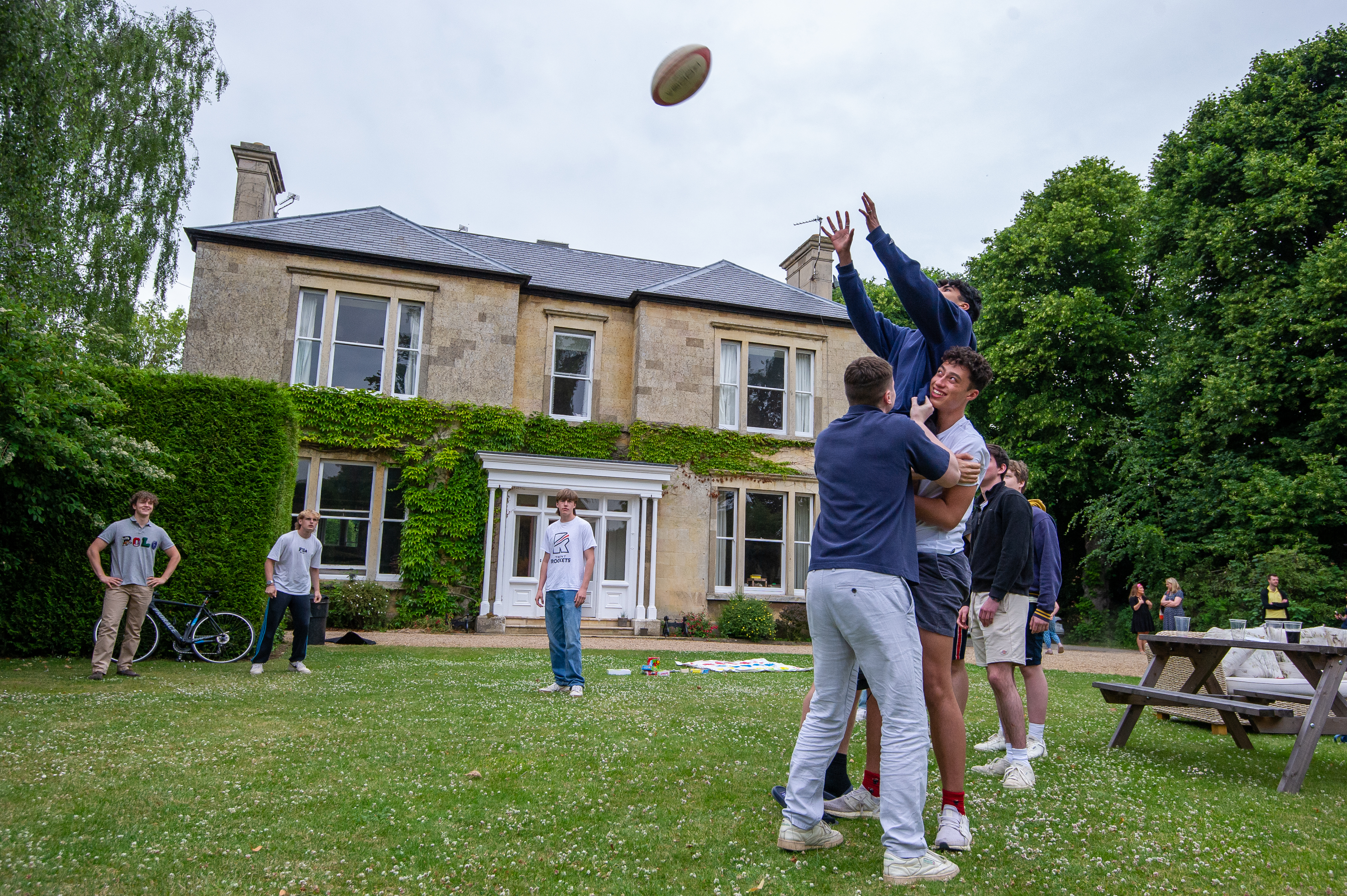 Oakham School - Garten eines Internatshauses in dem Schüler Rugby spielen