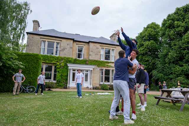 Oakham School - Garten eines Internatshauses in dem Schüler Rugby spielen Oakham School - Garten eines Internatshauses in dem Schüler Rugby spielen