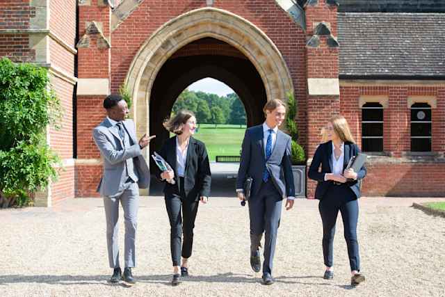 Ardingly College - Schülergruppe der Oberstufe zwischen Unterrichtsstunden Ardingly College - Schülergruppe der Oberstufe zwischen Unterrichtsstunden