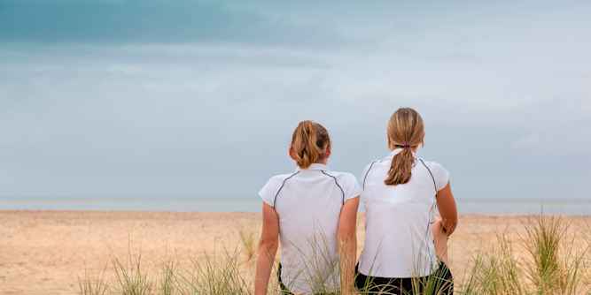 Gresham-s - Schülerinnen am Strand Gresham-s - Schülerinnen am Strand