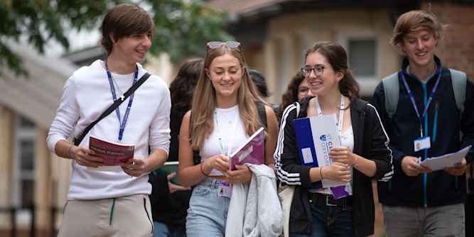 St Clare-s Summer School - Schüler auf dem Campus (Contentful) St Clare-s Summer School - Schüler auf dem Campus (Contentful)