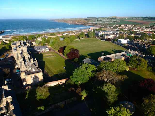 St Leonards School - Luftaufnahme der Schule an der Küste von St. Andrews St Leonards School - Luftaufnahme der Schule an der Küste von St. Andrews