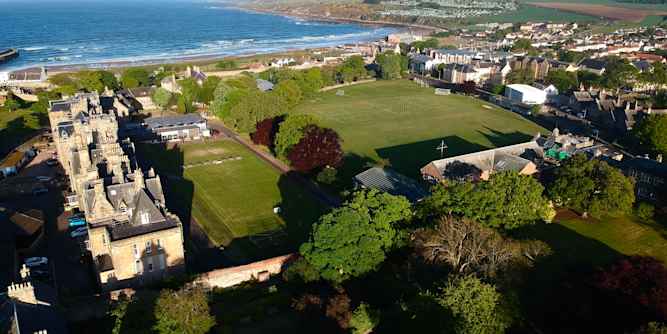 St Leonards School - Luftaufnahme der Schule an der Küste von St. Andrews St Leonards School - Luftaufnahme der Schule an der Küste von St. Andrews