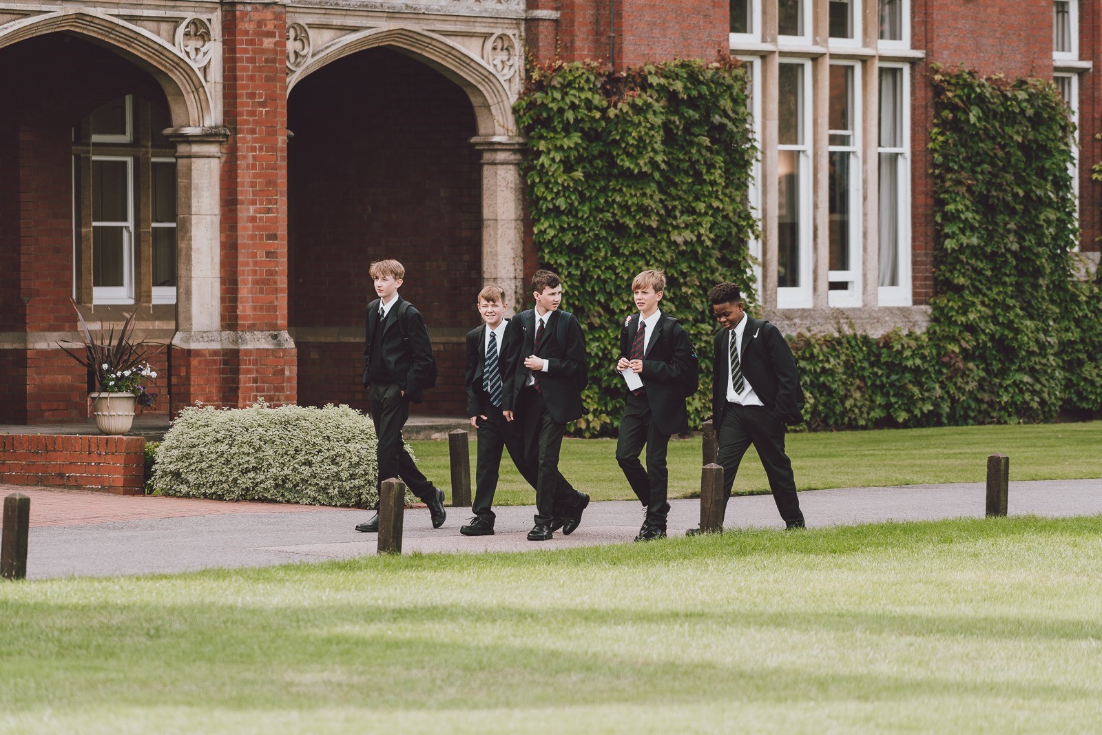 Bedford School for Boys - Schülergruppe zwischen Unterrichtsstunden
