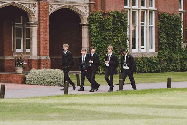 Bedford School for Boys - Schülergruppe zwischen Unterrichtsstunden Bedford School for Boys - Schülergruppe zwischen Unterrichtsstunden