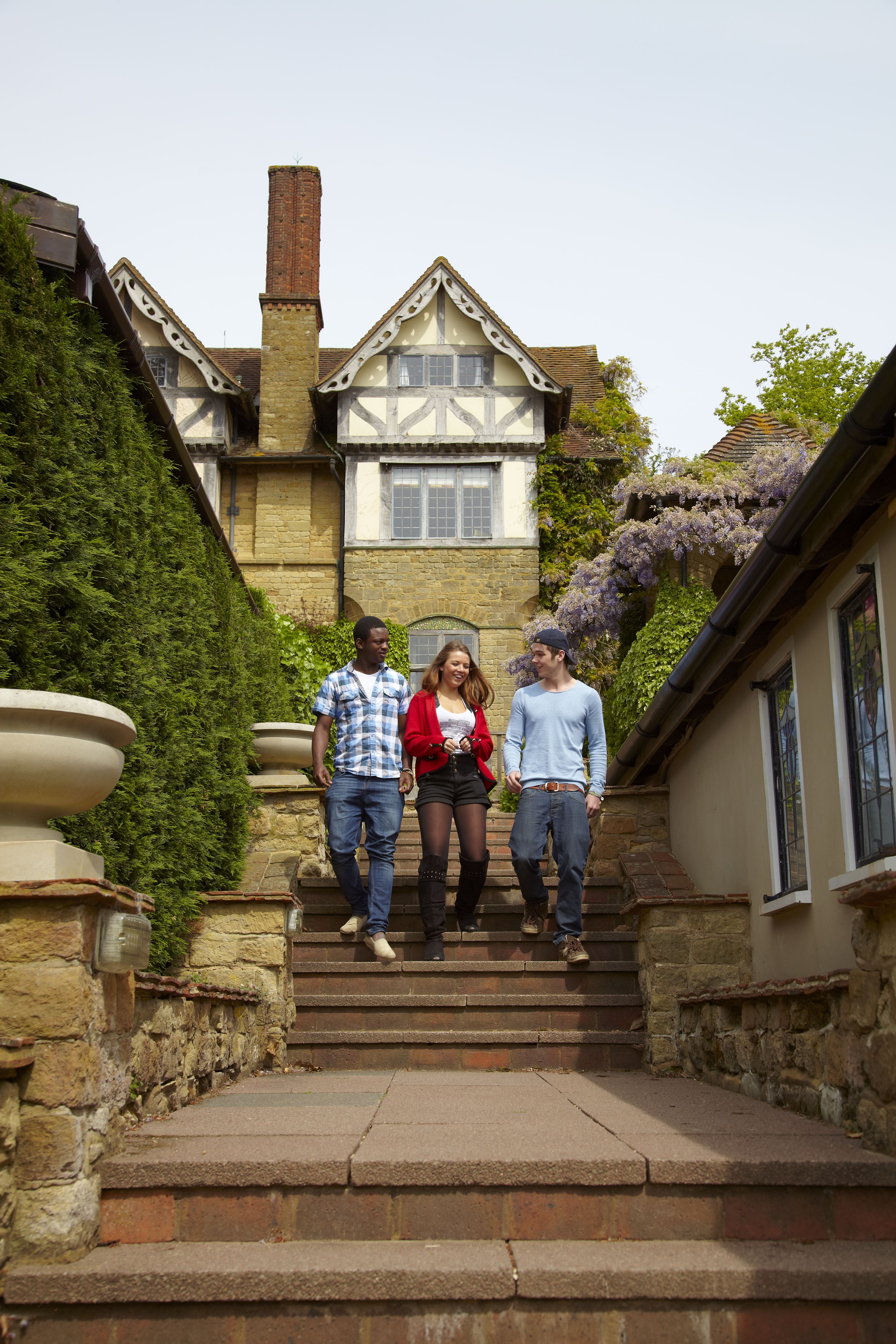 hurtwood-house-school-schüler-auf-dem-campus