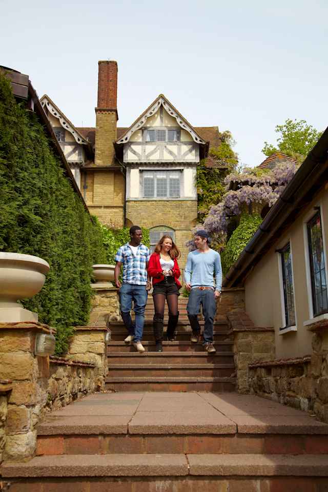 hurtwood-house-school-schüler-auf-dem-campus hurtwood-house-school-schüler-auf-dem-campus