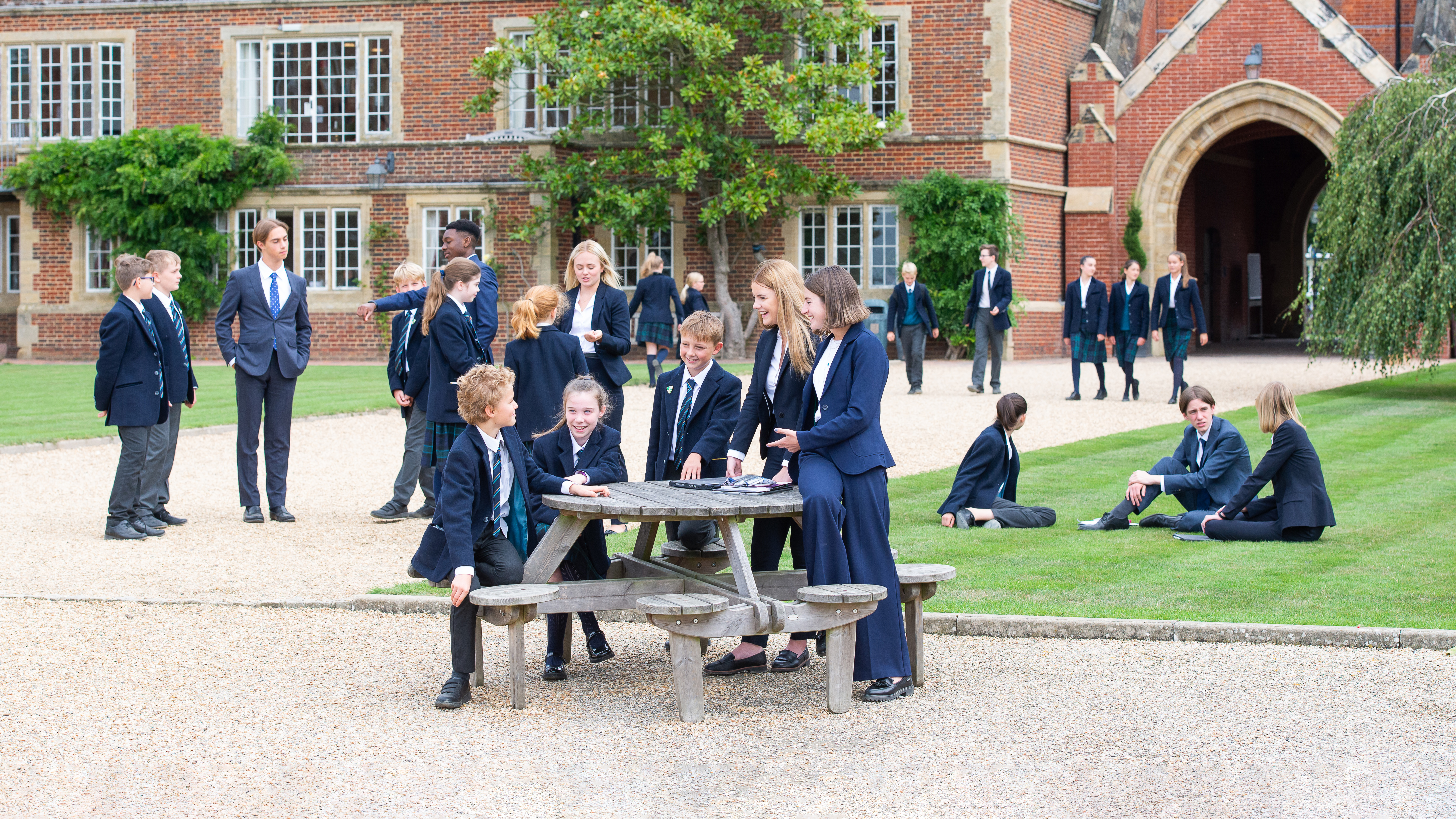 ardingly-college-pause-auf-dem-schulhof-schüler-auf-dem-campus