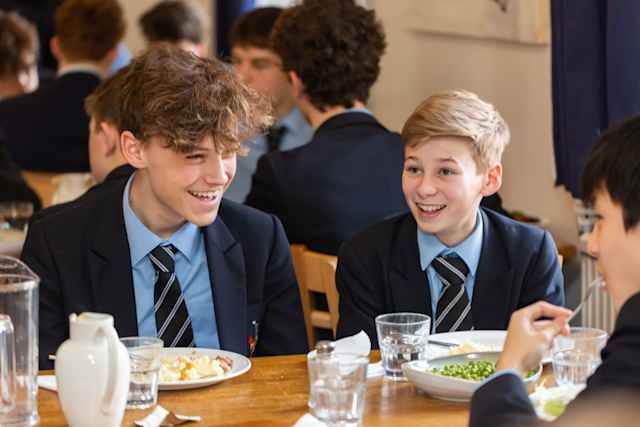 malvern-college-schüler-beim-essen malvern-college-schüler-beim-essen