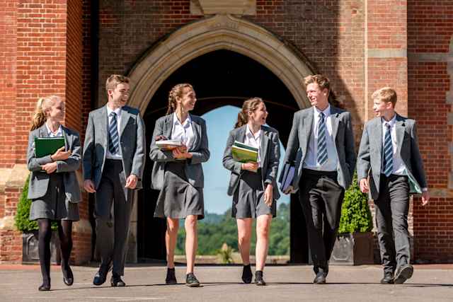 Ardingly College - Schüler der Mittelstufe laufen zur nächsten Unterrichtsstunde Ardingly College - Schüler der Mittelstufe laufen zur nächsten Unterrichtsstunde