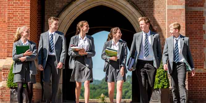 Ardingly College - Schüler der Mittelstufe laufen zur nächsten Unterrichtsstunde Ardingly College - Schüler der Mittelstufe laufen zur nächsten Unterrichtsstunde