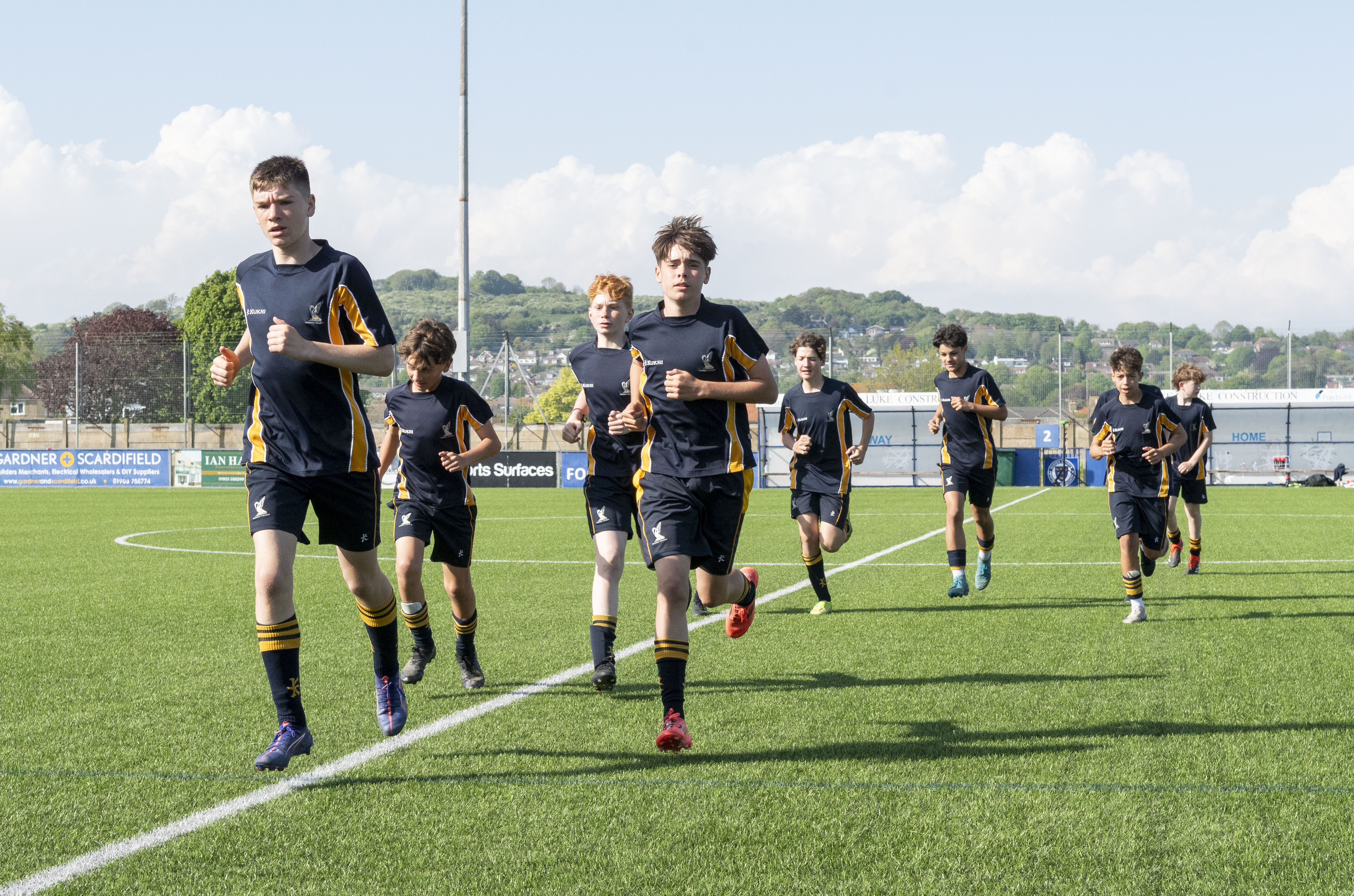 Ardingly College - Fußballmannschaft läuft aufs Spielfeld ein