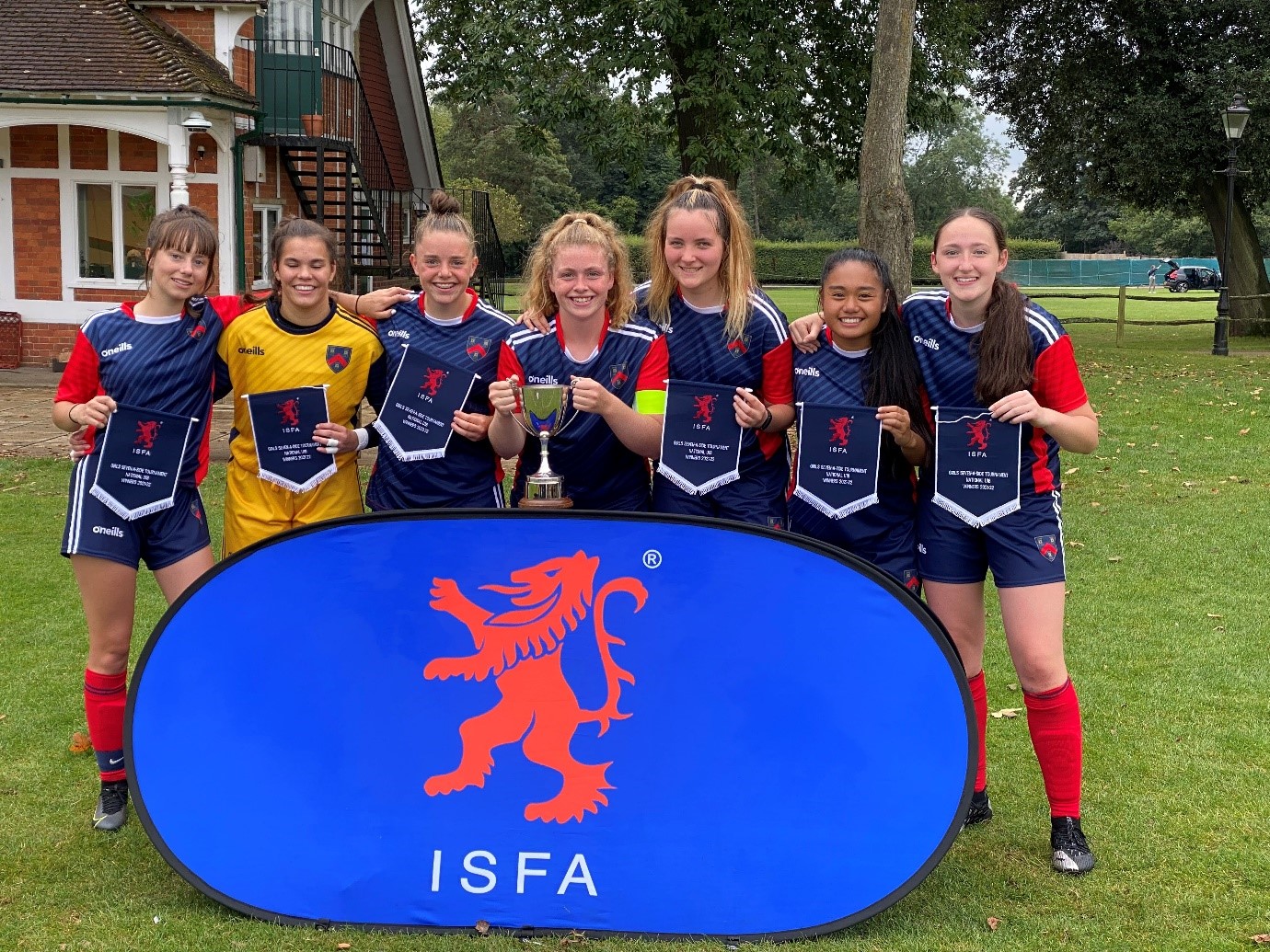 Mount Kelly College - IFSA Girls mit Trophäe