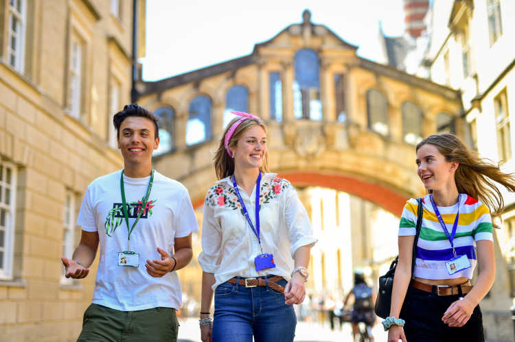 St Clare's summer school students (for stundents 16+ years old) discovering sights in Oxford.