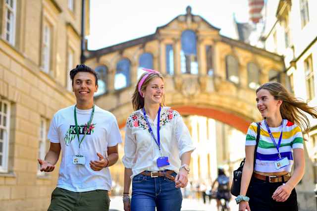 St Clare-s Summer School - Schüler vor Oxford Bridge St Clare's Summer School Schüler (für Schüler 16+ Jahre alt) erkunden Oxford.