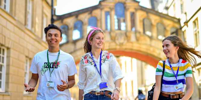 St Clare-s Summer School - Schüler vor Oxford Bridge St Clare's Summer School Schüler (für Schüler 16+ Jahre alt) erkunden Oxford.