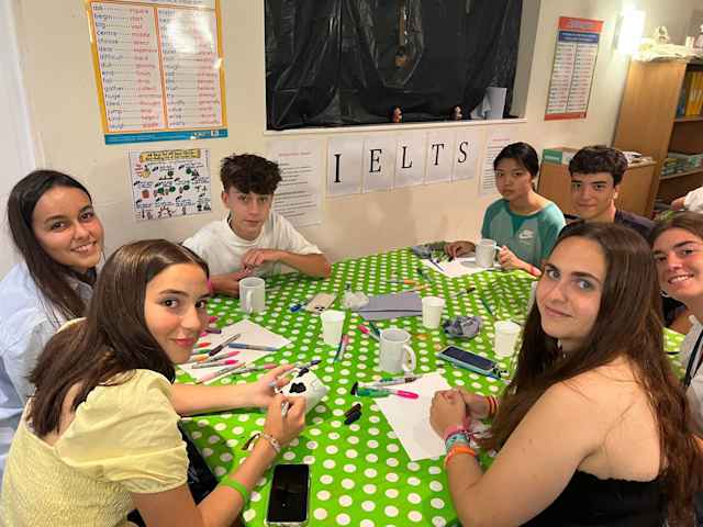 Brooke House Summer School - Tassen bemalen Brooke House Summer School - Tassen bemalen