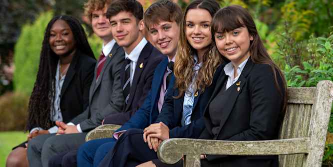 Bromsgrove School - SchülerInnen der Oberstufe (A-Level & IB SchülerInnen) Bromsgrove School - SchülerInnen der Oberstufe (A-Level & IB SchülerInnen)