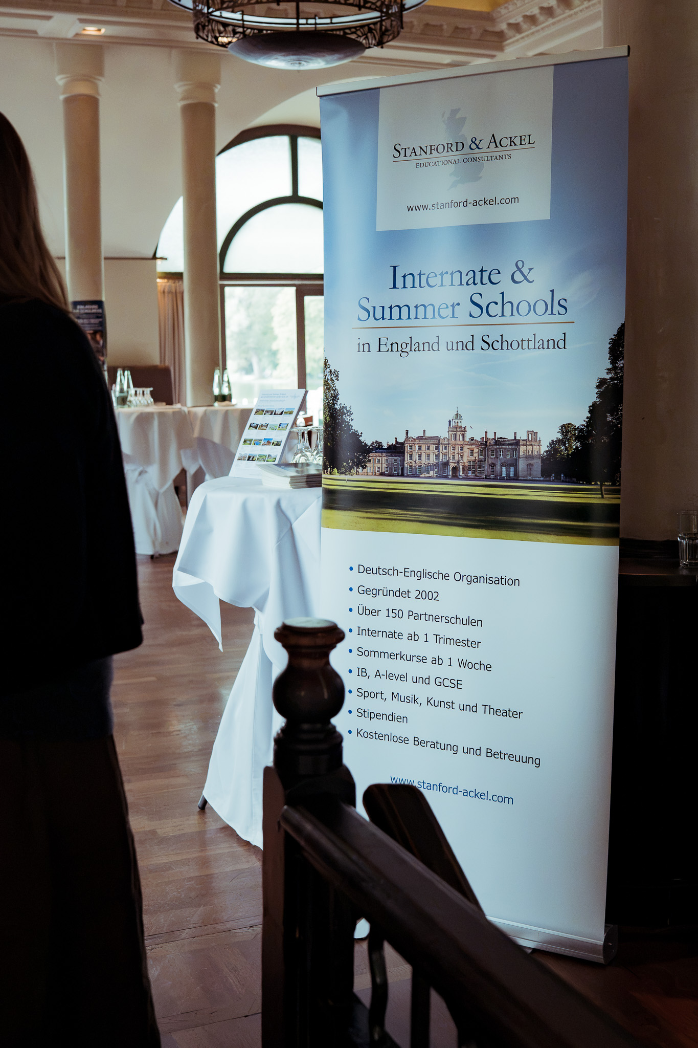 Schulmesse der Internatsberatung Stanford & Ackel am 17. September 2026 im Seehaus im Englischen Garten in München. Familien trafen die Aufnahmeleiterinnen und Aufnahmeleiter von 16 Internaten und Summer Schools in Großbritannien in vorab vereinbarten Einzelterminen und an den Messeständen. Am Abend folgten Vorträge zum britischen Schulsystem, zu Internaten, Summer Schools und IB-Programmen.