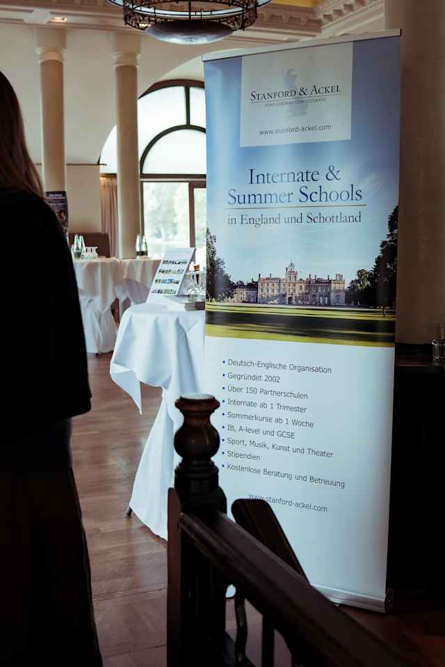 Stanford & Ackel Educational Consultants - Schulmesse im Seehaus kurz vor Beginn Schulmesse der Internatsberatung Stanford & Ackel am 17. September 2026 im Seehaus im Englischen Garten in München. Familien trafen die Aufnahmeleiterinnen und Aufnahmeleiter von 16 Internaten und Summer Schools in Großbritannien in vorab vereinbarten Einzelterminen und an den Messeständen. Am Abend folgten Vorträge zum britischen Schulsystem, zu Internaten, Summer Schools und IB-Programmen.