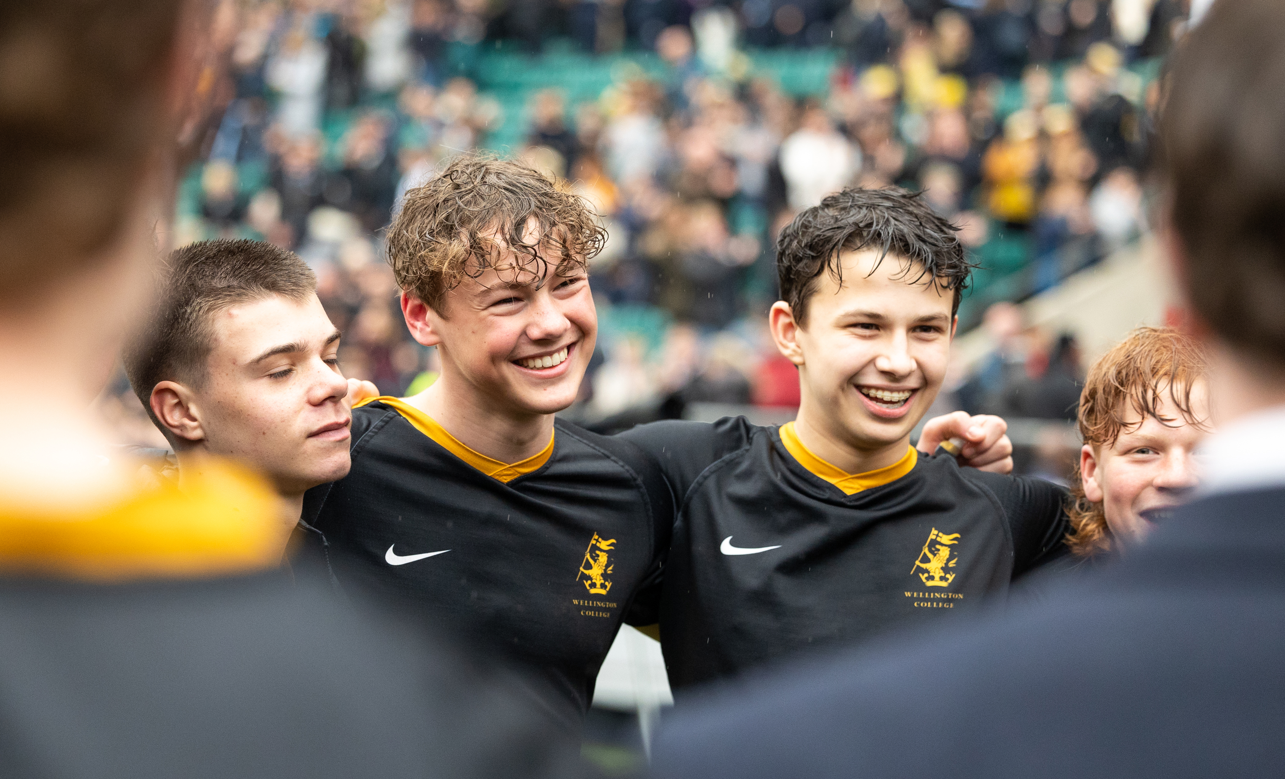 Wellington College - das Fußballteam steht Arm in Arm auf dem Spielfeld