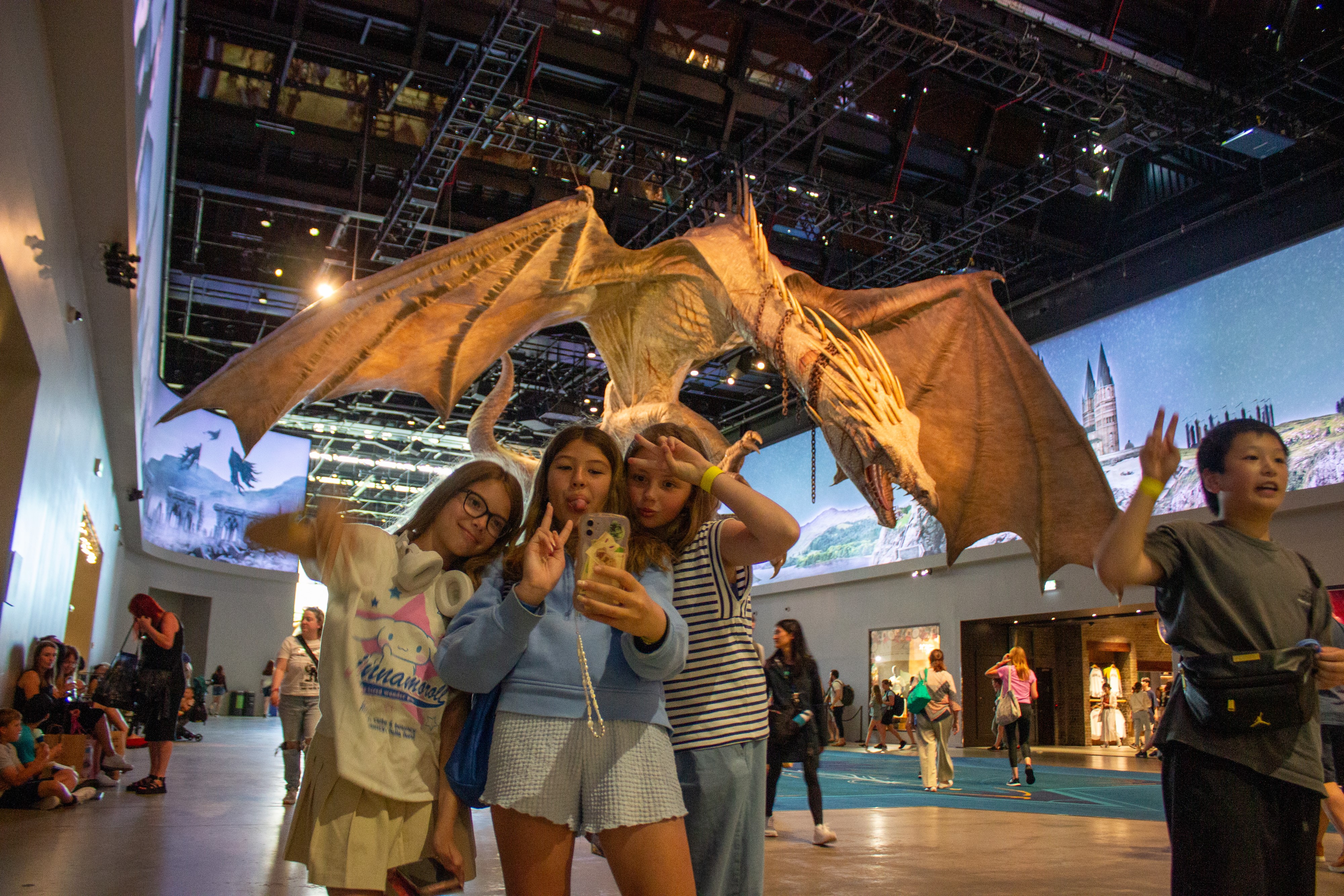 Sherborne International Summer School - SchülerInnen bei der Harry Potter Ausstellung