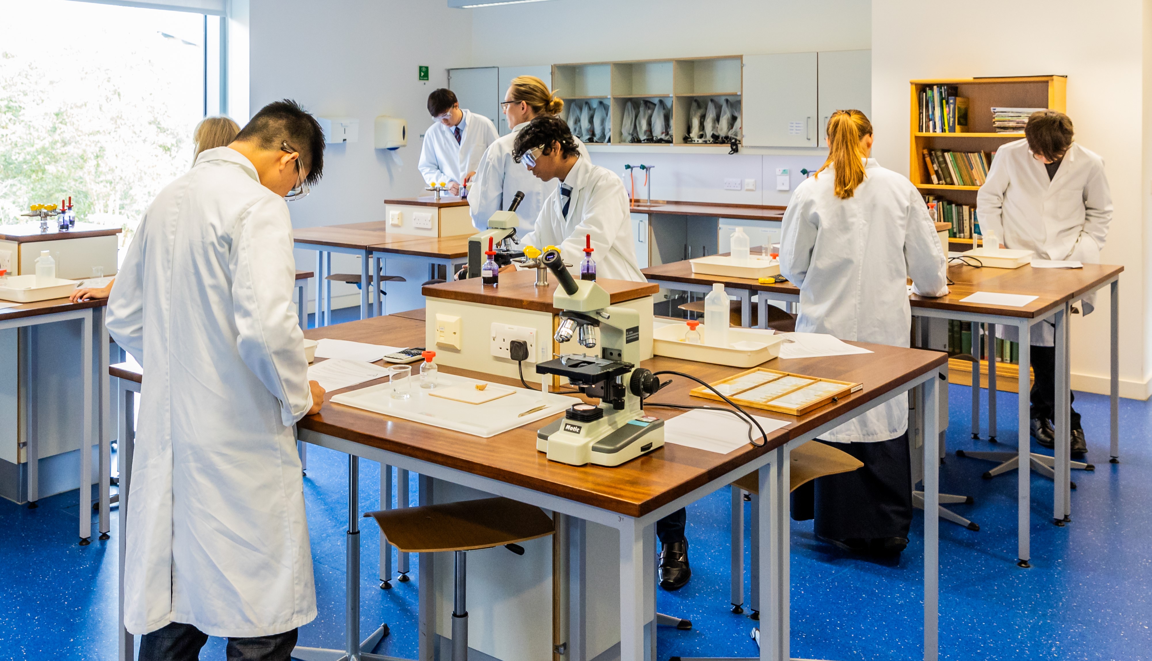 Uppingham School - SchülerInnen im Labor