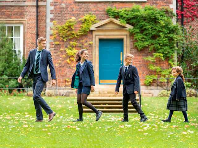 kings-ely-school-schüler-verschiedener-altersstufen kings-ely-school-schüler-verschiedener-altersstufen