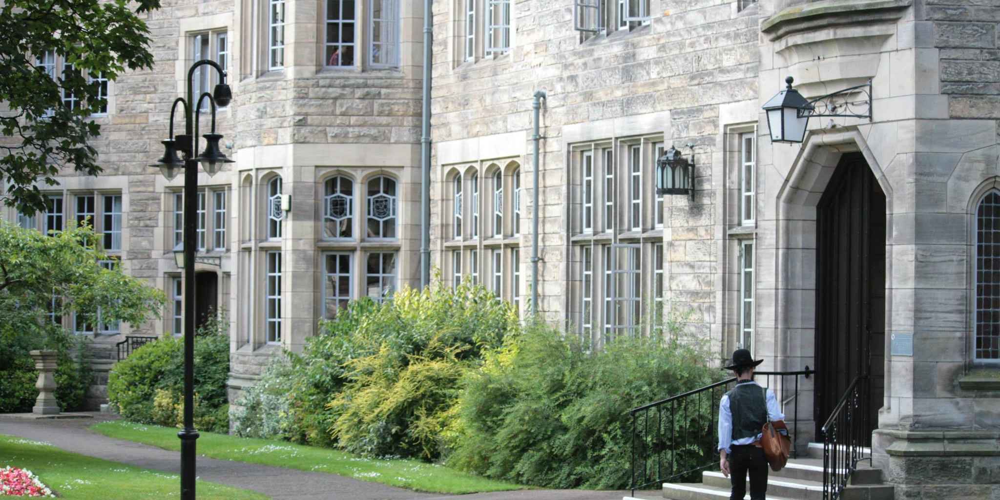 issos-summer-school-hauptgebäude issos-summer-school-hauptgebäude