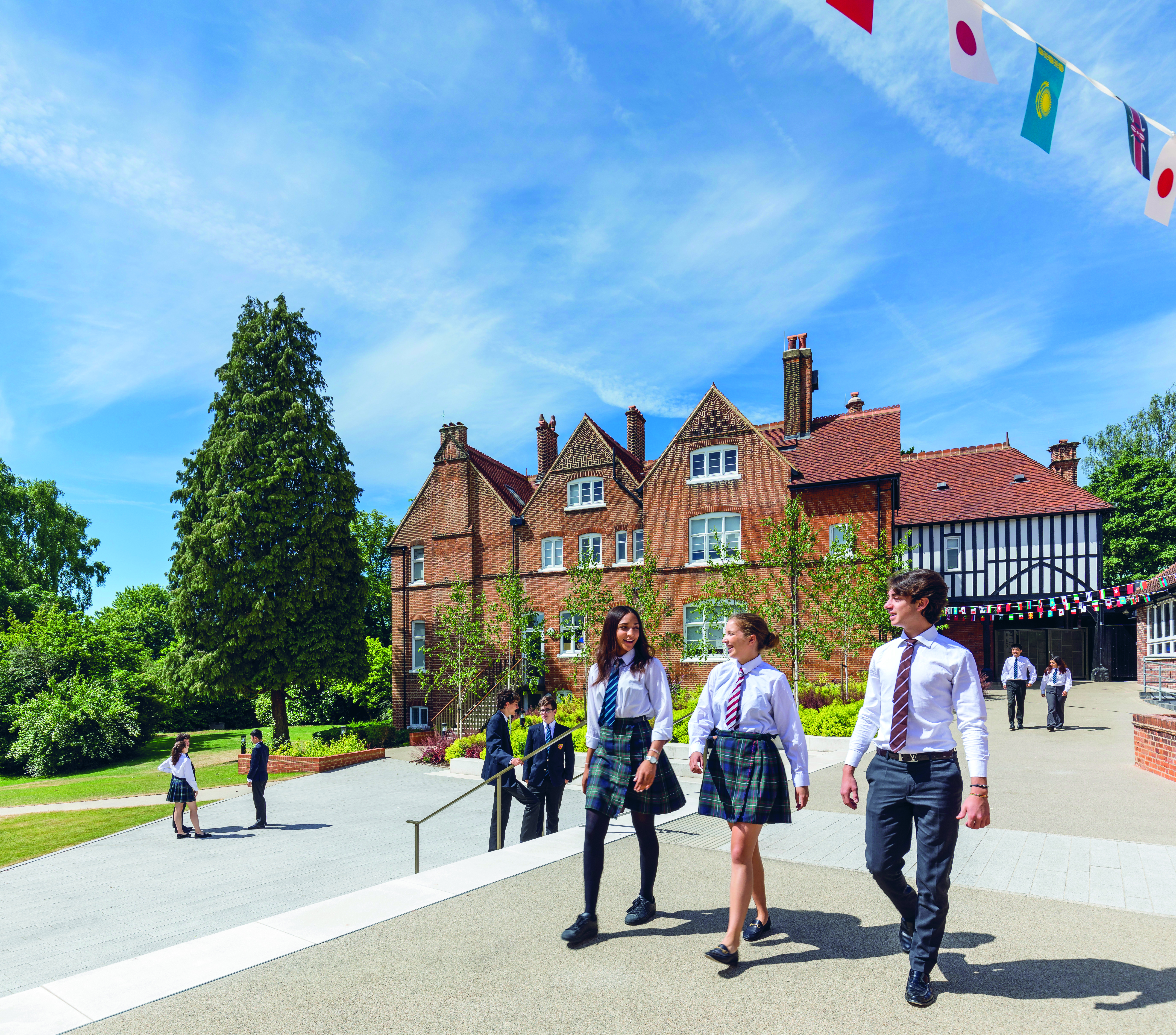 Mill Hill School - SchülerInnen in Schuluniform auf dem Schulgelände