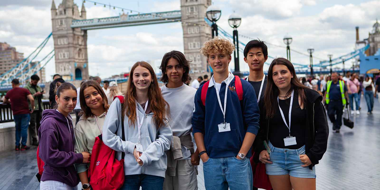 Haileybury Summer School - Schüler vor der Tower Bridge bei einem Ausflug in London Haileybury Summer School - Schüler vor der Tower Bridge bei einem Ausflug in London