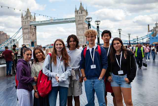 Haileybury Summer School - Schüler vor der Tower Bridge bei einem Ausflug in London Haileybury Summer School - Schüler vor der Tower Bridge bei einem Ausflug in London