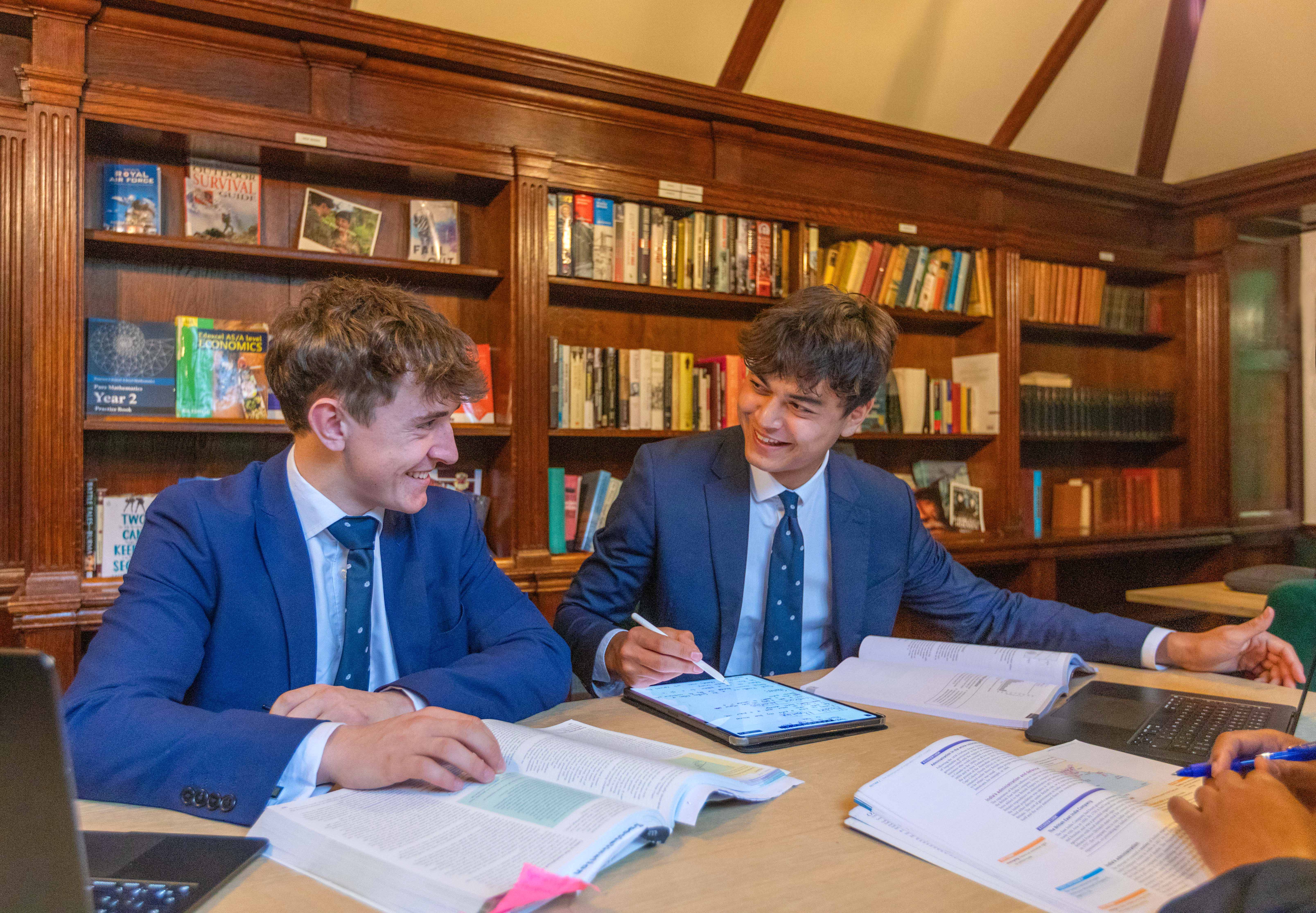 Sedbergh School - Schueler lernen in der Bücherei