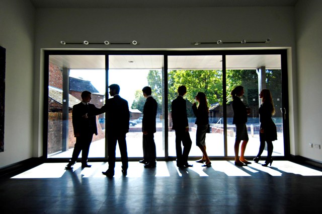 Repton School - Schülergruppe posiert für Kunstinstallation