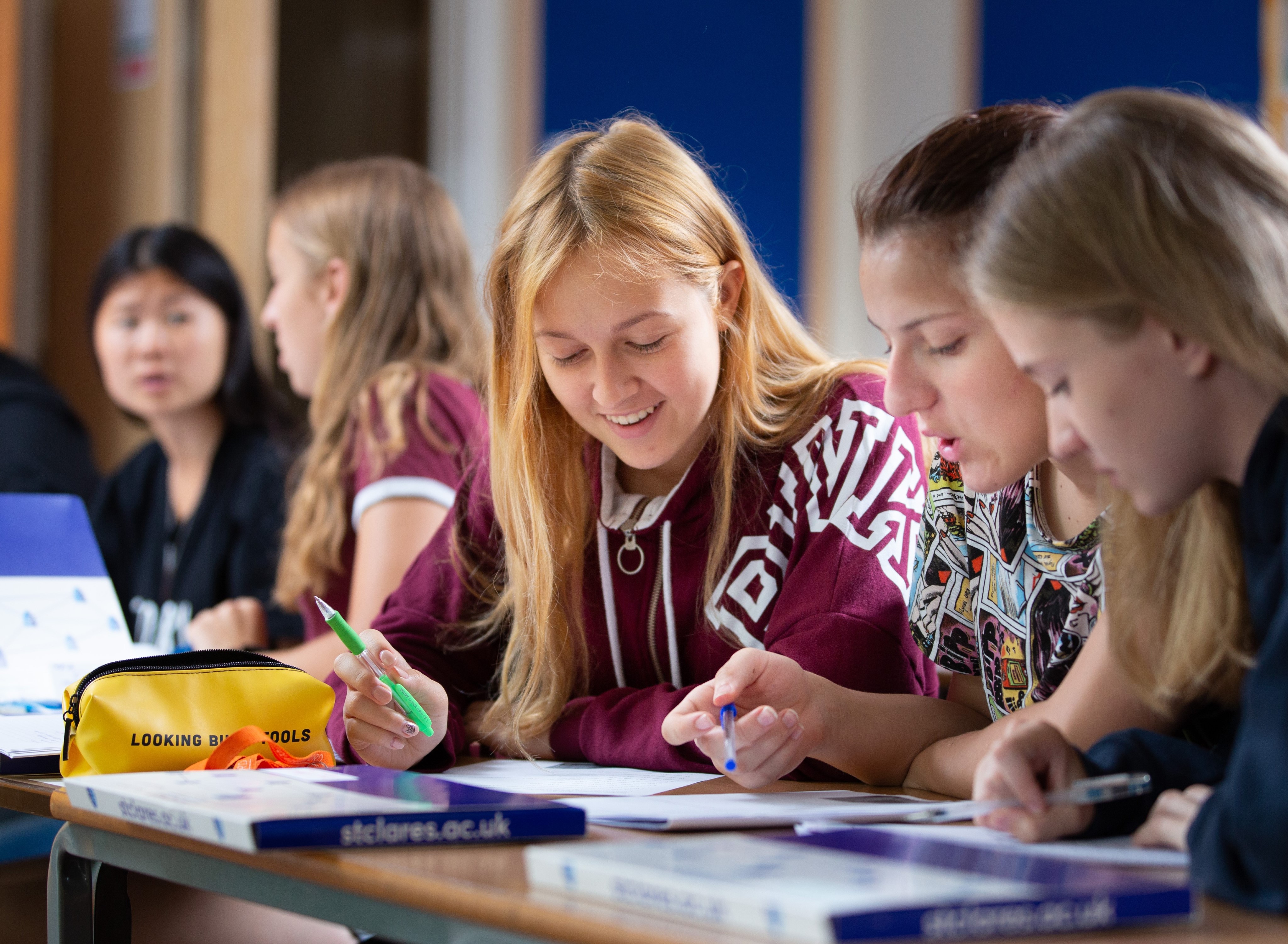St Clare-s Summer School - Gruppenarbeit (Contentful)