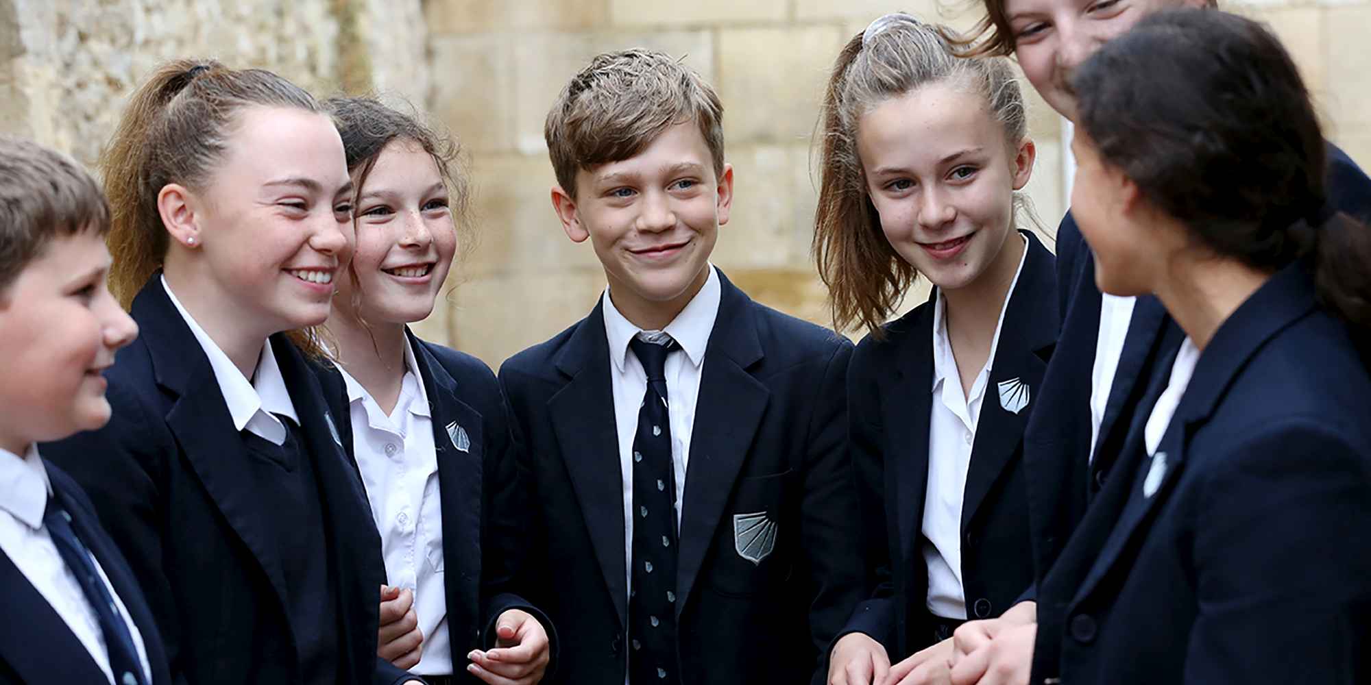 Stonar School - Schülergruppe Schüler der Stonar School. Eine englische Schule und Internat für Mädchen und Jungen, die neben der regulären akademischen Ausbildung, besonders durch seine umfassende Reitausbildung bekannt ist.