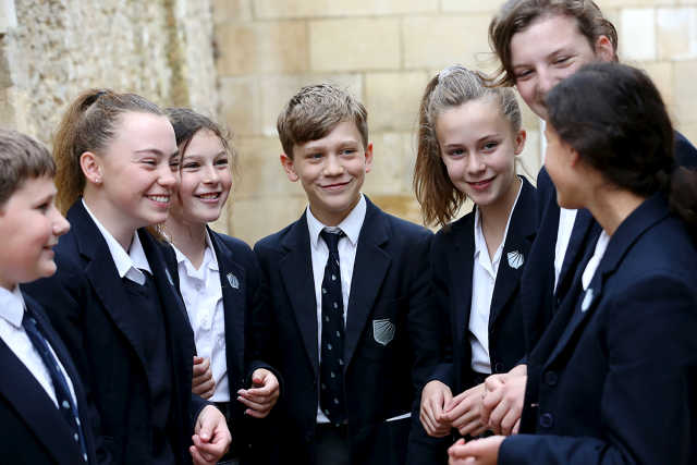 Schüler der Stonar School. Eine englische Schule und Internat für Mädchen und Jungen, die neben der regulären akademischen Ausbildung, besonders durch seine umfassende Reitausbildung bekannt ist.