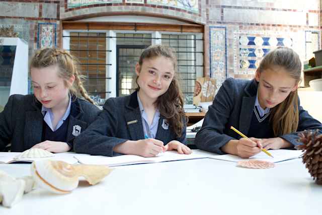roedean-school- schülerinnen-im-kunstunterricht roedean-school- schülerinnen-im-kunstunterricht