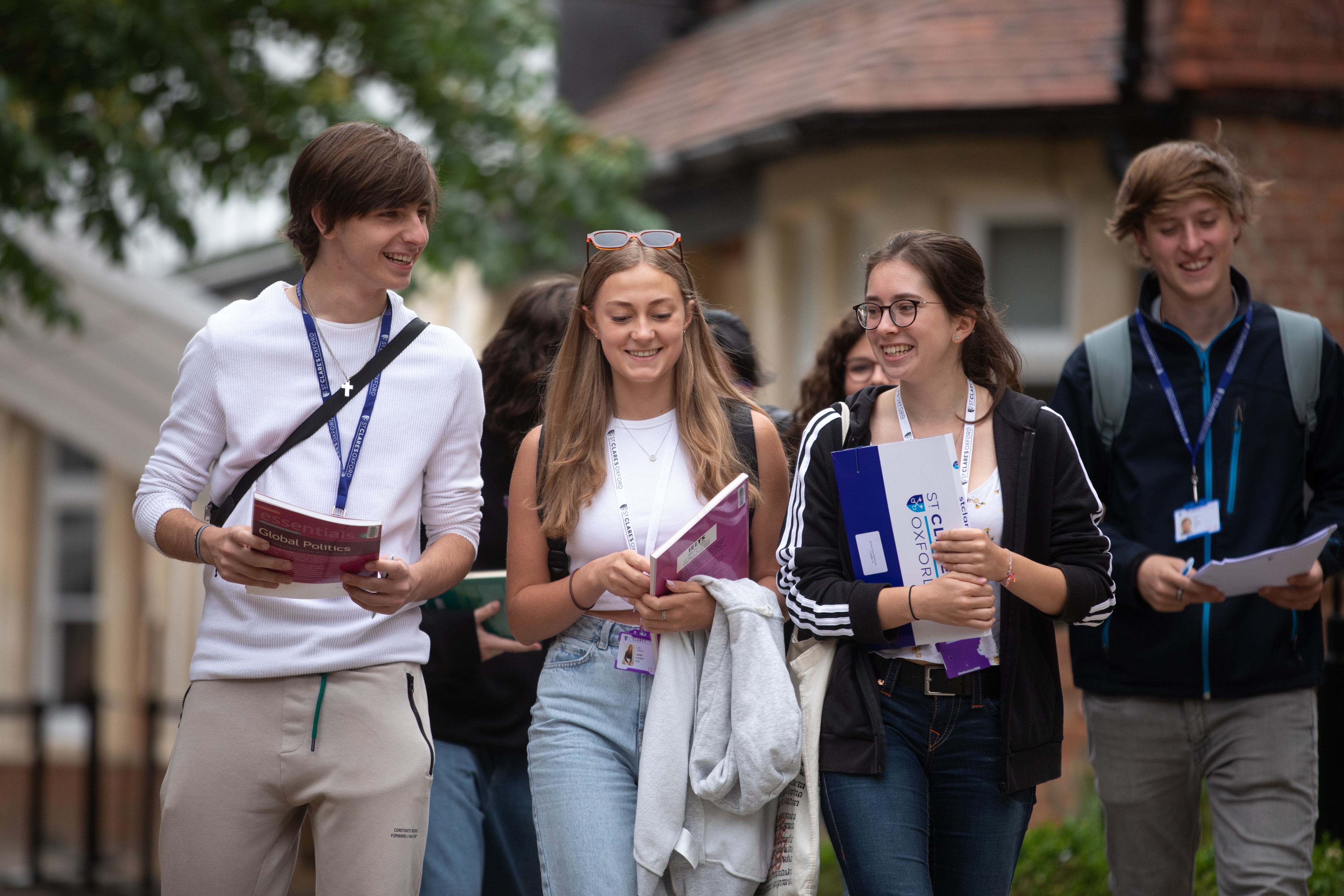St Clare-s Summer School - Schüler auf dem Campus (Contentful)