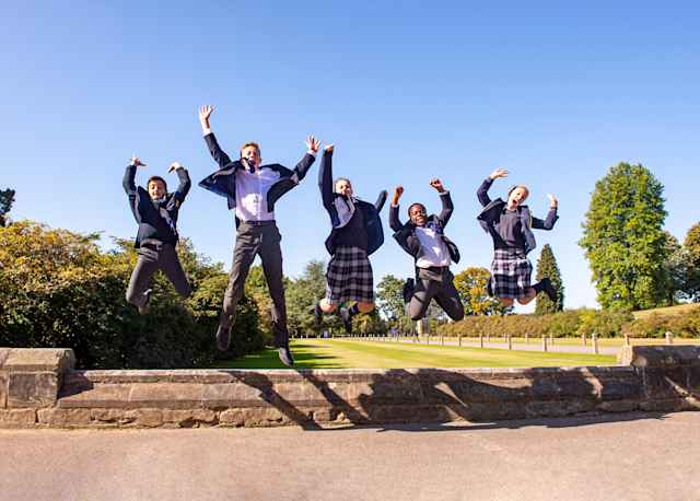worth-school-schülergruppe-auf-dem-campus-voller-freude worth-school-schülergruppe-auf-dem-campus-voller-freude