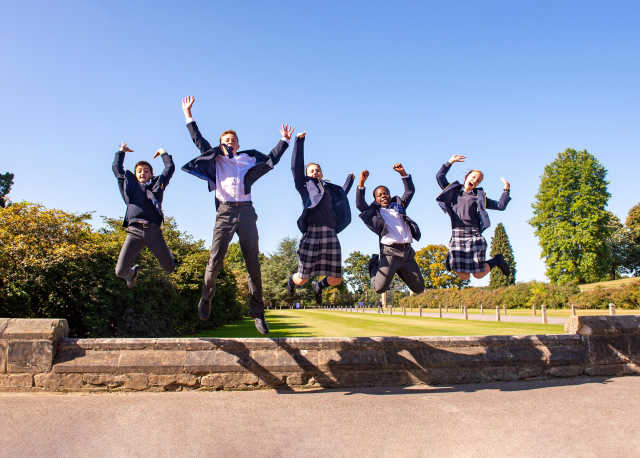 worth-school-schülergruppe-auf-dem-campus-voller-freude