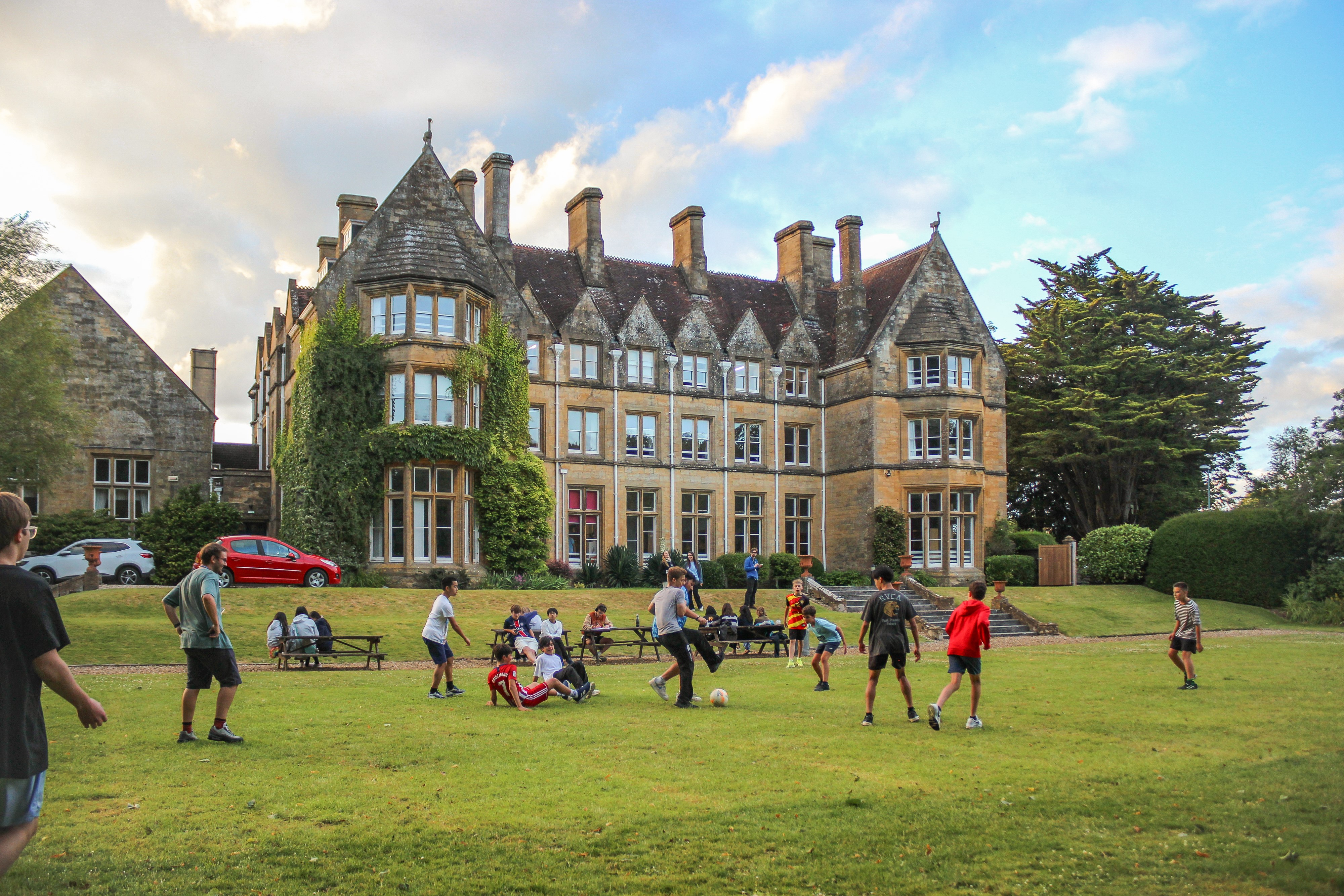 Sherborne International Summer School - Schüler spielen Fußball vor dem Schulgebäude