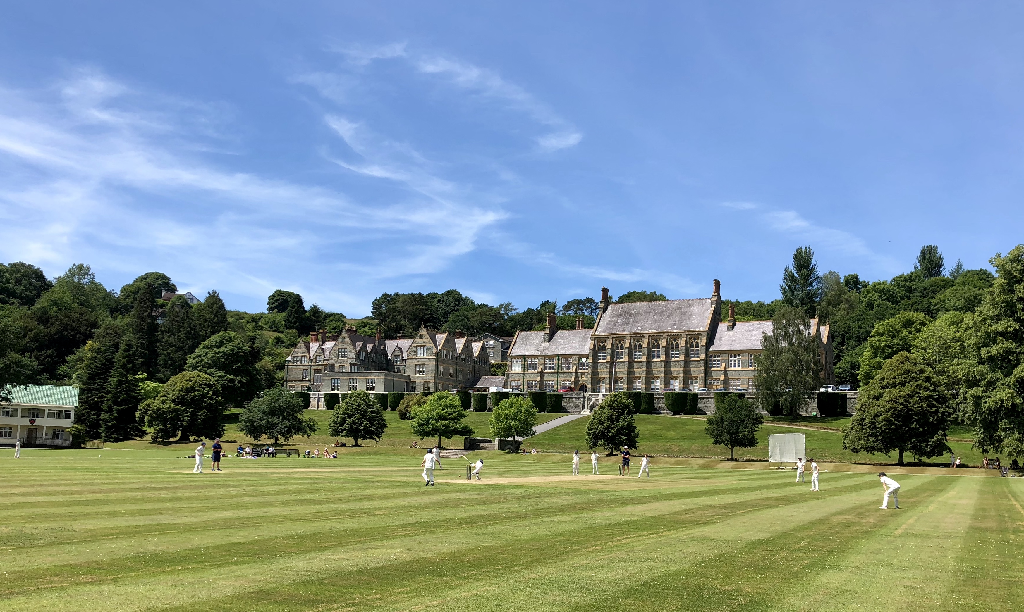 Mount Kelly College - Blick auf die Schule über das Cricketfeld