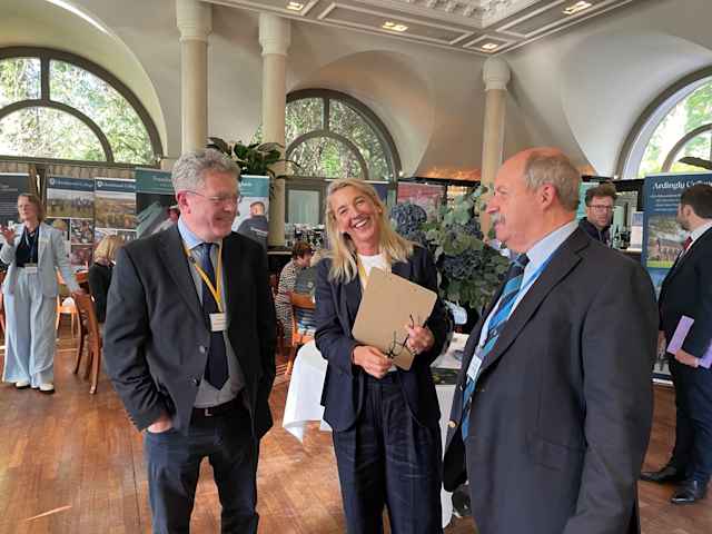 Stanford & Ackel Schulmesse im Seehaus 2025 - Summer School Beraterin Veronika Pfetten mit Jonathan Stanford und Interview Experten Ian Thomson Stanford & Ackel Schulmesse im Seehaus 2025 - Summer School Beraterin Veronika Pfetten mit Jonathan Stanford und Interview Experten Ian Thomson